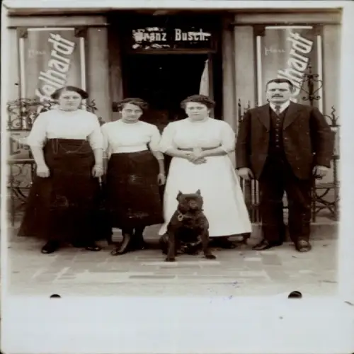 Foto Ak Berlin Pankow, Gastwirt Franz Busch, Kaiser Friedrich Straße 19, Gruppenbild mit Hund