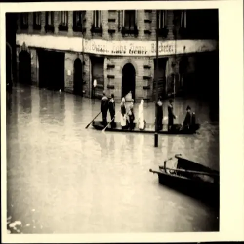 Foto Ak Zwickau in Sachsen, Hochwasser, Boot, Bäckerei Hans Ziener