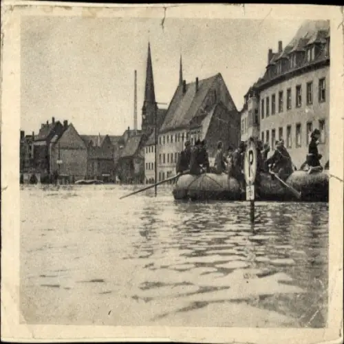 Foto Ak Zwickau in Sachsen, Hochwasser 1956, Burgstraße, Schlauchboot