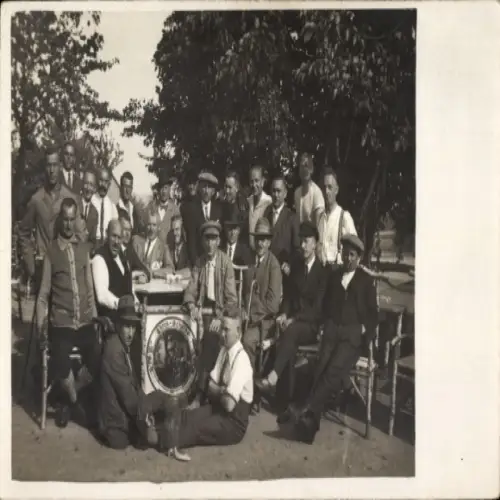 Foto Ak Elstra in der Oberlausitz Sachsen, Schloss Elstra, Erholungshaus 1930, Männer, Gruppenbild