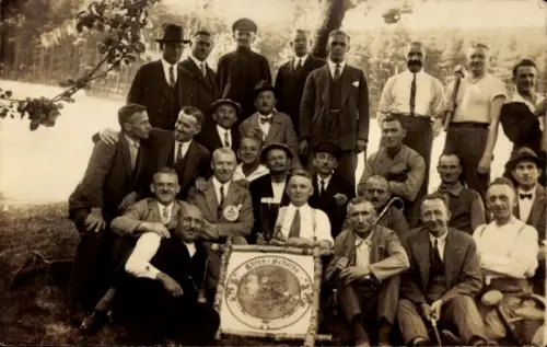 Foto Ak Elstra in der Oberlausitz Sachsen, Erholungsaufenthalt, Gruppenfoto, Schloss Elstra