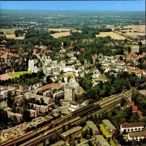 Ak Ahrensburg in Holstein, Luftaufnahme von  grüne Landschaft, Wohngebäude, Bahngleise