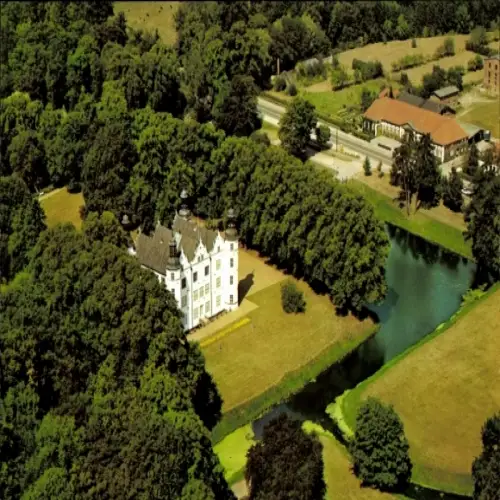Ak Ahrensburg in Holstein, Luftaufnahme eines Schlosses, umgeben von Wald und Wasser, ländliche U
