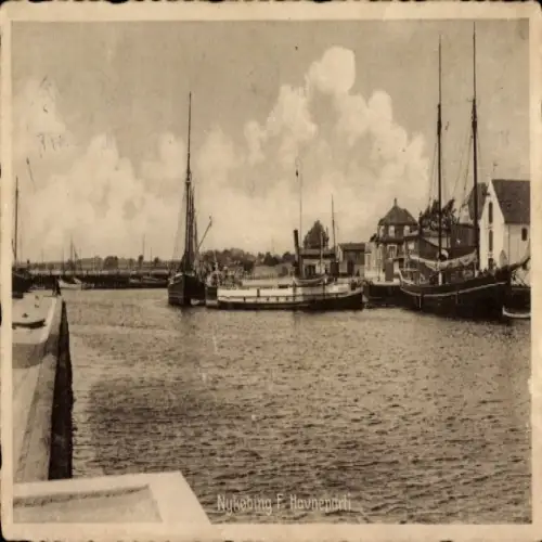 Ak Nykøbing Falster Dänemark, Hafenansicht, Boote, Gebäude, Wolken, sepia