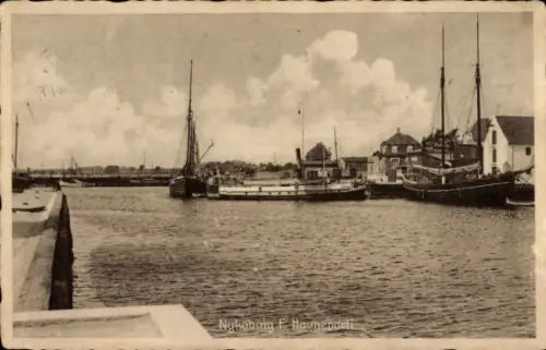 Ak Nykøbing Falster Dänemark, Hafenansicht, Boote, Gebäude, Wolken, sepia
