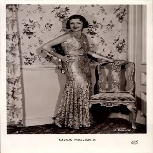 Ak Miss Ungarn, Portrait im Kleid, Stuhl