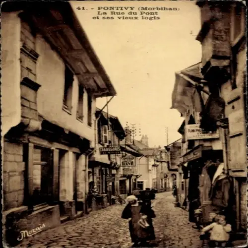 Ak Pontivy Morbihan, La Rue du Pont, alte Häuser, Straßenansicht, gepflasterte Straße