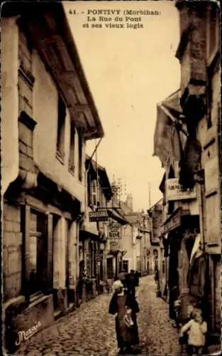 Ak Pontivy Morbihan, La Rue du Pont, alte Häuser, Straßenansicht, gepflasterte Straße