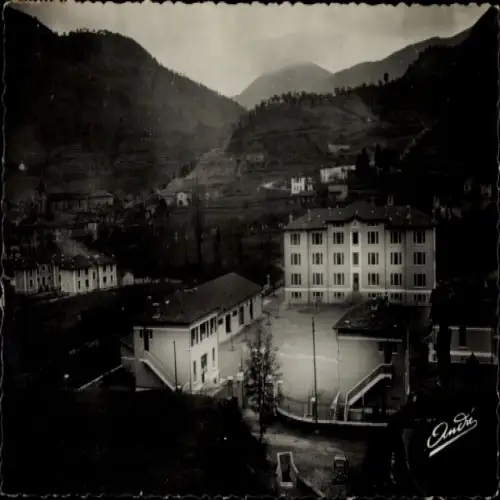 Ak Sospel Alpes Maritimes, Schwarz-Weiß-Bild, Gebäude, umgebende Berge, Sportplatz, ruhige Landsc