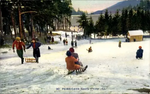 Ak Peira Cava Alpes-Maritimes, Winterlandschaft, schneebedecktes Gebiet, Menschen mit Schlitten, 