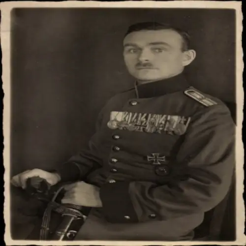 Foto Ak Deutscher Soldat in Uniform, Porträt