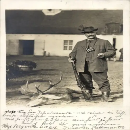 Foto Ak Jäger mit Gewehr, erlegter Hirsch