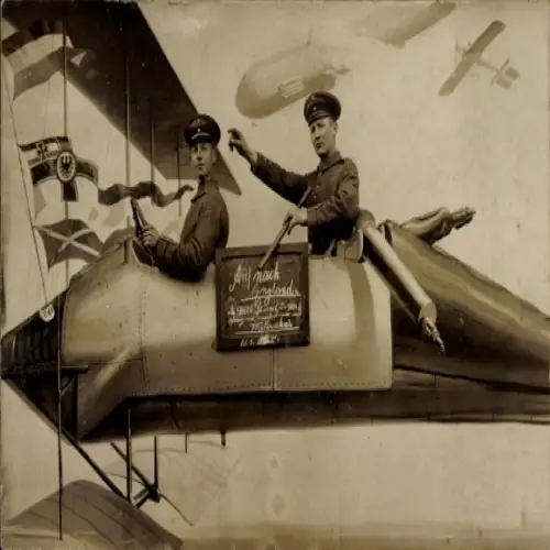 Foto Ak Truppenübungsplatz Munsterlager, zwei Soldaten im Flugzeug, Fotomontage, Zeppelin