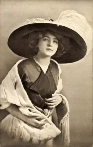 Ak Portrait, Frau mit Federhut, Pelzstola