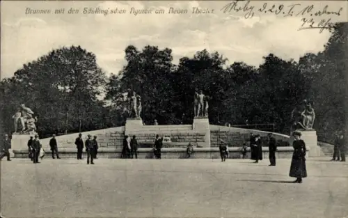 Ak Chemnitz in Sachsen, Schillings-Figuren auf dem Königsplatz mit Brunnen