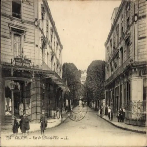 Ak Chinon Indre et Loire, Stadtansicht mit Straßen, Bäume,  Architektur, Menschen