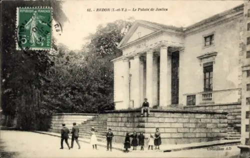 Ak Redon Ille et Vilaine, Palais de Justice, republikanische Briefmarke, Kinder auf der Treppe