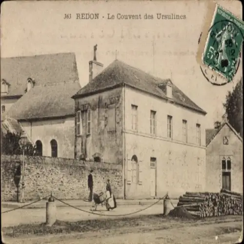 Ak Redon Ille et Vilaine, Le Couvent des Ursulines, Gebäude, Straßenansicht, Menschen, Wagen
