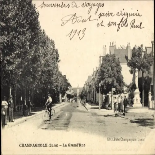 Ak Champagnole Jura, Straße La Grand'Rue, Bäume, Fahrradfahrer, Häuser, Monument