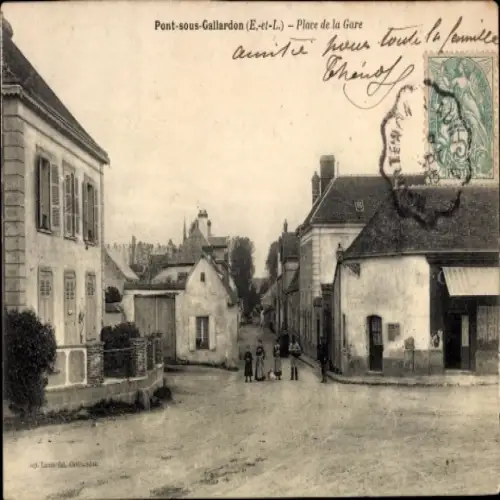 Ak Pont-sous-Gallardon Eure et Loir, Place de la Gare