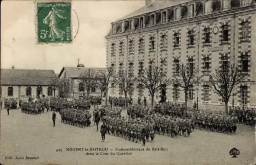 Ak Nogent le Rotrou Eure et Loir, Rassemblement du Bataillon dans la Cour du Quartier