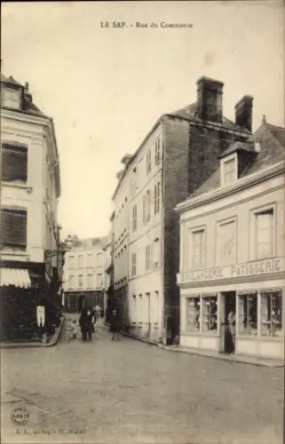 Ak Le Sap Orne, Schmale Straße, Boulangerie, Pâtisserie,  Gebäude