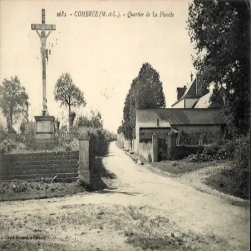 Ak Combrée Ombrée d’Anjou Maine et Loire, Kreuz, Landschaft mit Bäumen und Straßen, Schwarz-Weiß-