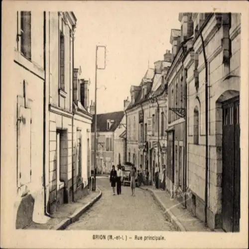 Ak Brion Maine-et-Loire, Straße mit Häusern,  Atmosphäre, Menschen, Auto