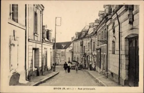 Ak Brion Maine-et-Loire, Straße mit Häusern,  Atmosphäre, Menschen, Auto