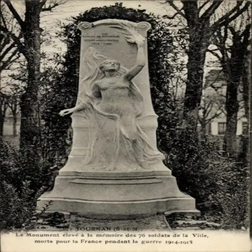 CPA Tournan en Brie Seine et Marne, Monument élevé à la mémoire des 76 soldats de la Ville