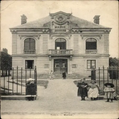 Ak Torcy Seine et Marne, Mairie Gebäude, Pärchen mit Kindern, Zäune, Bäume