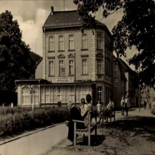 Ak Greifenstein im Westerwald Hessen, Gebäude in  Menschen auf Bänken, ruhige Straße,  Fotografie