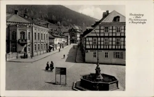 Ak Leutenberg in Thüringen, KONSUM,  Marktbrunnen, Hauptstraße, Schwarz-Weiß, Straßenansicht