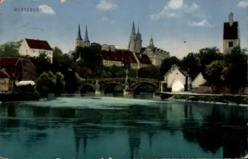 Ak Merseburg an der Saale, Stadtansicht von  Fluss, Brücke, Gebäude, Türme
