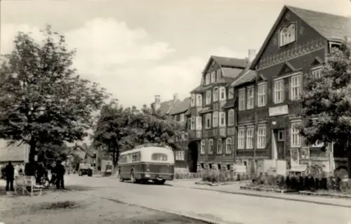 Ak Steinheid Neuhaus am Rennweg Thüringen, Bus, Straße, Häuser, Bäume, Markt, Schwarz-Weiß-Foto