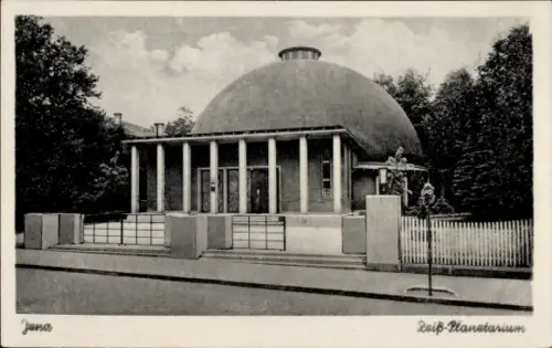 Ak Jena in Thüringen, Reiß-Planetarium, Kuppelbau, Säulen, Grünanlagen,  Architektur