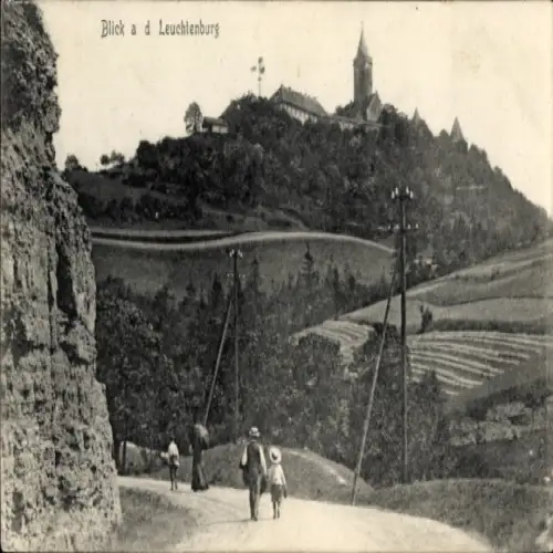 Ak Leuchtenburg Schwanewede Niedersachsen, Blick auf  hügelige Landschaft, Wanderer auf Straße, a
