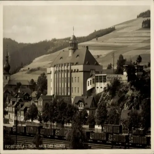 Ak Probstzella in Thüringen, Haus des Volkes, architektonisches Gebäude, Eisenbahn, ländliche Umg