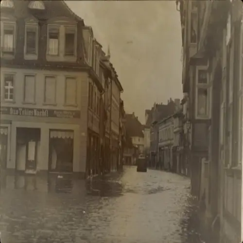 Foto Ak Quedlinburg im Harz, Straßenpartie bei Hochwasser, Geschäft Otto Tobies Nachfl.