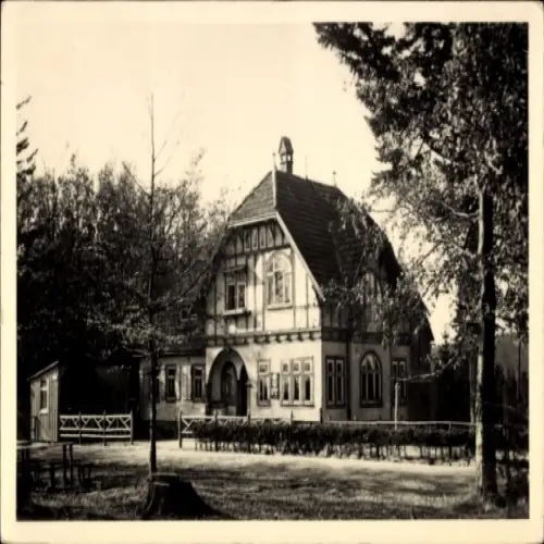 Ak Mönchhof Burgenland, Historisches Gebäude, umgeben von Bäumen, 