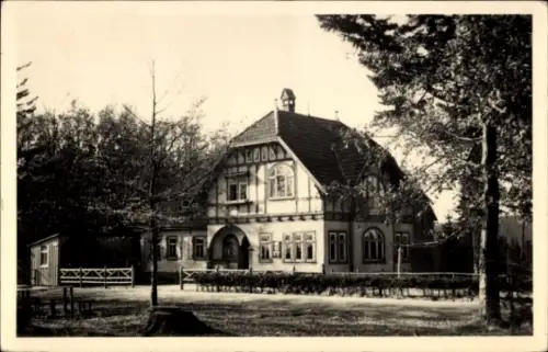 Ak Mönchhof Burgenland, Historisches Gebäude, umgeben von Bäumen, 