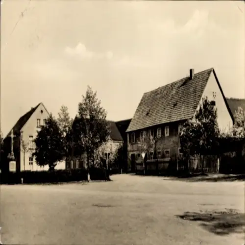 Ak Weißwasser in der Oberlausitz, Schwarz-Weiß Foto einer Straßenecke, Häuser, Bäume, ruhige Umge