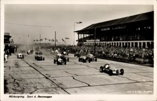Ak Nürburg in der Eifel, Nürburgring, Rennwagen Start,  Flaggen, Zuschauer, schwarz-weiß