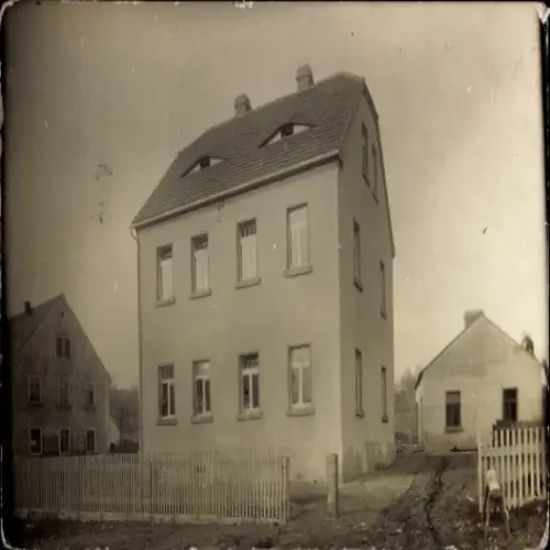 Foto Ak Königsbrück in der Oberlausitz, Wohnhaus, Zaun