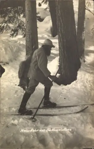 Foto Ak Schweiz, Heimkehr des Fallenstellers, Jäger auf Skiern