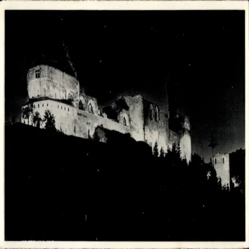 Ak Vianden Luxemburg, Burg bei Nacht, beleuchtet, dunkler Hintergrund