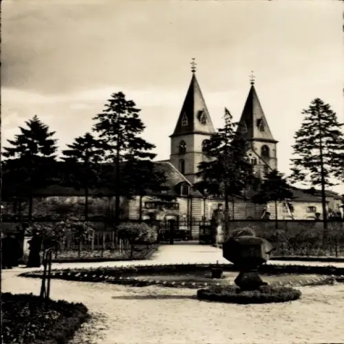Ak Echternach Luxemburg, Zwei Türme, Gärten, hohe Bäume, schwarz-weiße Fotografie