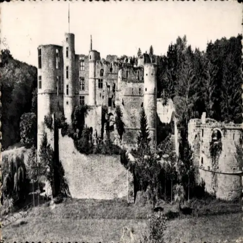 Ak Beaufort Befort Luxemburg, Ruine einer Burg, umgeben von Bäumen, alte Architektur
