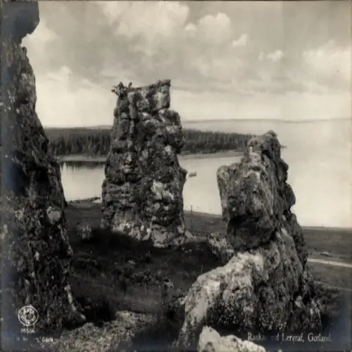 Ak Gotland Schweden, Felsenlandschaft, See, klare Sicht, Schriftzug: Raukar vid Lereraf