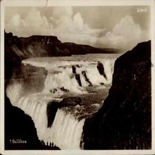 Ak Gullfoss Island, Gullfoss Wasserfall, dramatische Landschaft, dunkle Felsen